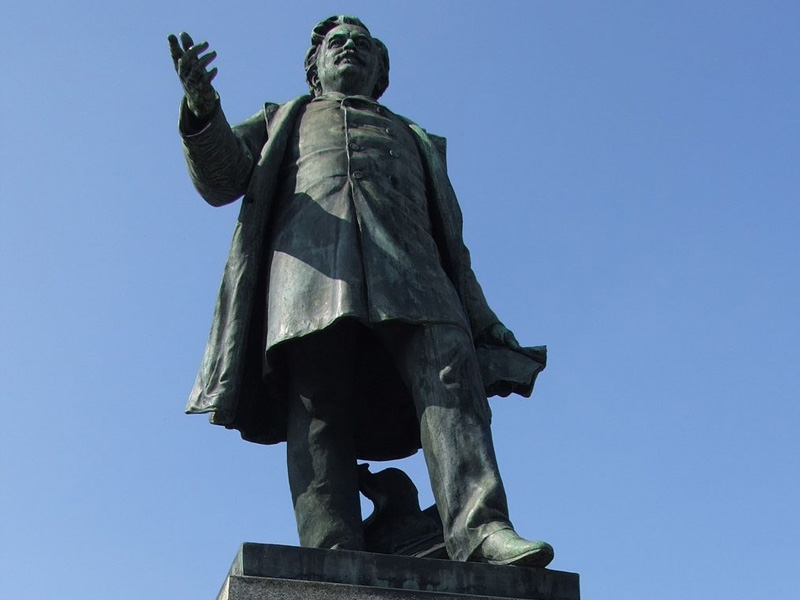 Statue de P. Bert