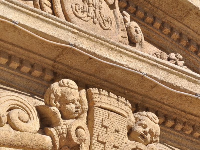 Tympan porte centrale - © Mairie de Lambesc